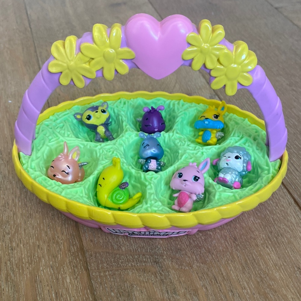 Hatchimal Colleggtibles Easter basket with 8 Hatchimals.